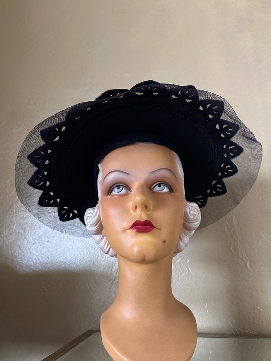 HIGH FASHION VINTAGE NAVY FELT WIDE BRIM HAT + CUTOUTS/CRIN EDGE/FEATHERS